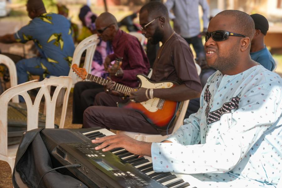 Prestation musicale de la troupe artistique 